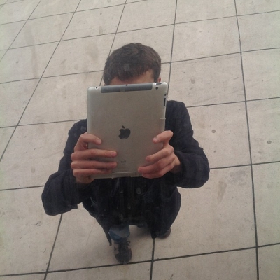 [PHOTO] Daniel Rourke shamelessly takes iPad selfie in public